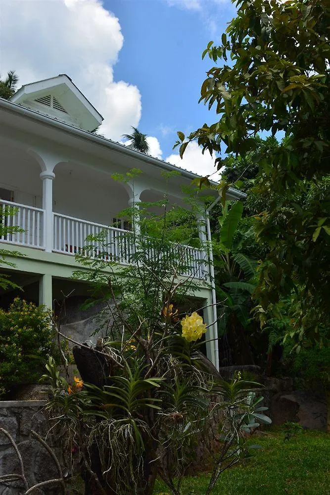 Hotel Petit Baie Chalet Pointe La Rue