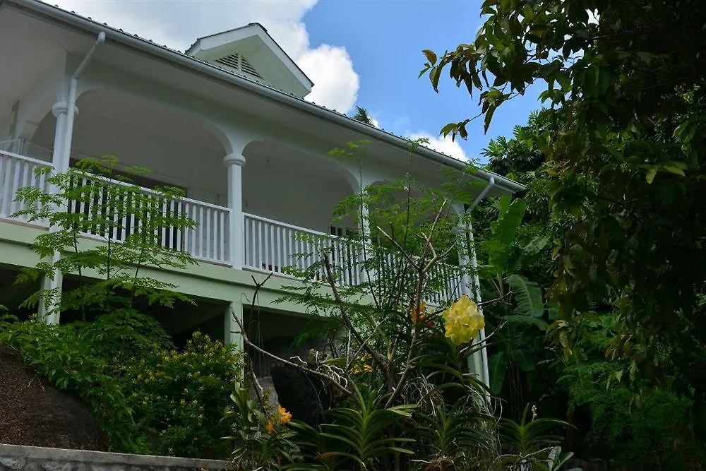 Petit Baie Chalet Pointe La Rue