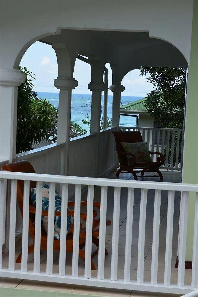 Petit Baie Chalet Pointe La Rue 3*,