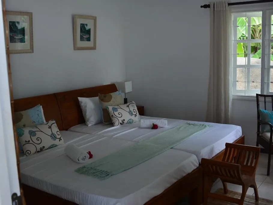Petit Baie Chalet Pointe La Rue