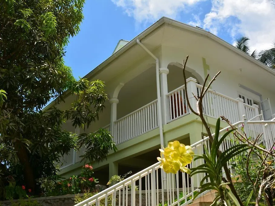 Petit Baie Chalet Pointe La Rue