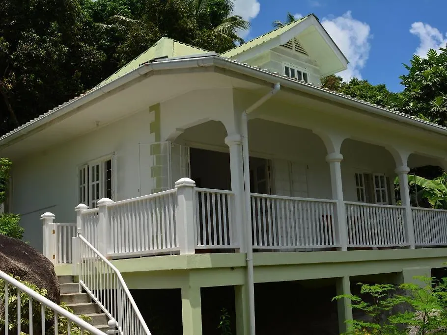 Petit Baie Chalet Pointe La Rue 3*,