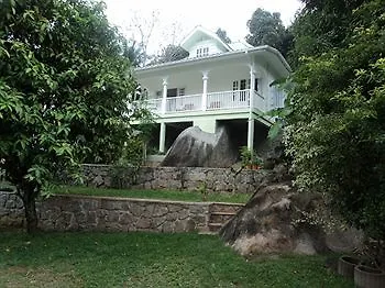 Petit Baie Chalet Pointe La Rue