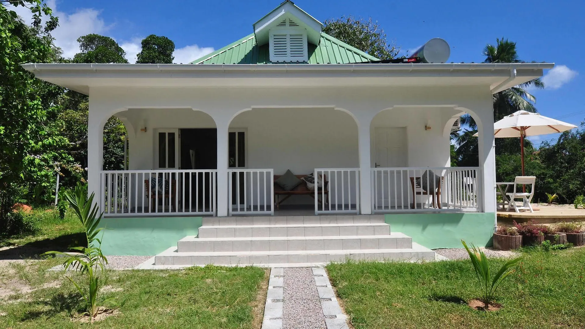 Petit Baie Chalet Pointe La Rue